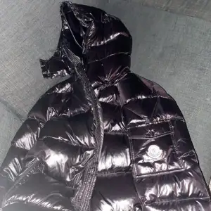 Säljer min moncler maya perfekt som är använd fåtal gånger. Nfc tag och qr kod funkar perfekt, vet ej om den är äkta därav pris Storlek 3  Skick 8/10 Mvh