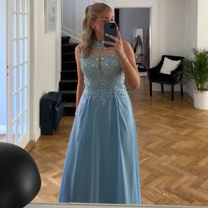 Ljusblå balklänning i 36/S - Säljer min fina balklänning. Använd vid 2 olika baltillfällen så i riktigt fint skick. Passat mig perfekt som är 168 med 6 cm klack! Går att både fålla upp och ner. Hör av dig vid intresse😍🦋