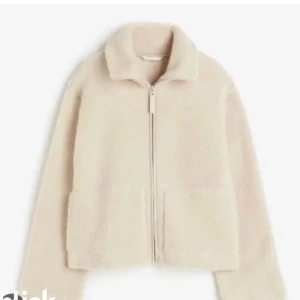 Teddy jacka  -  Säljer min jättefina teddy jacka från H&M då jag har tröttnat på den, Den är använd fåtal gånger och har inga defekter💋