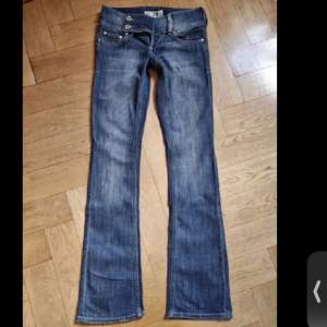 Säljer dessa skjut snygga lågmidjade jeans då de tyvärr blivit för små för mig. Skulle säga att de passar 34/xs,De är inga tecken på användning. Jag är 165cm lång och de är lite långa på mig, midjemått rakt över:38cm, innerbenslängd:87cm🥰