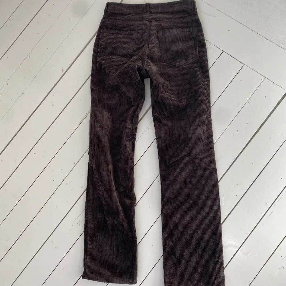 Mörkbruna corduroy byxor. Använda, perfekt skick.. Jeans & Byxor.