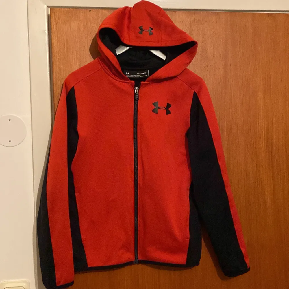 Säljer min under armour zip tröja då den är för liten. Färgen sitter inte jätte bra på själva märket. Det är barnstorlek så skulle säga att de är en xs/xxs. Hoodies.