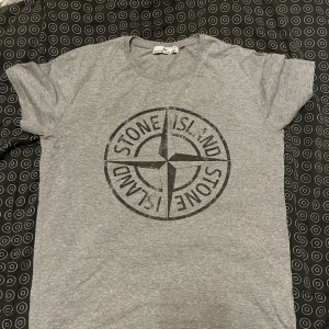 Stone island  - Säljer en fin stone island tröja. Den är i bra skick. Den är använd men Inga defekter. Skriv om frågor och funderingar.