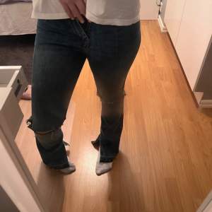 Bootcut jeans med slits och hål på båda ben. Midwaist och super fint skick. Är för små för mig därav är gylfen inte stängd. TRYCK PÅ KÖP NU💋💋💋💋 