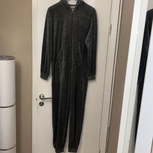 Onepiece  - Supermysig onepiece från H&M med luva. 