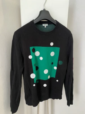 Kenzo sweatshirt  - En supersnygg kenzo sweatshirt säljs pågrund av att den är för liten.