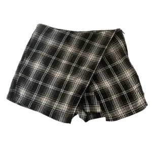 En gammal kjol/shorts från brandy melville 🙌 den är såå söt men har blivit för liten för mig 😞  35 cm tvärs över midjan 