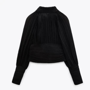 Zara Topp Svart - Säljer nu denna snygga Zara topp som funkar till alla möjliga tillfällen. Toppen kan användas som på bild men även på andra hållet ocå. Toppen är i storlek 36 och jag säljer den för 179kr (nypris 400kr, går ej att få tag på) Använd Max 3ggr❤️❤️❤️