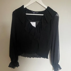 Svart zara blus - Jätte fin blus från zara, kommer tyvärr inte till användning. Lappen kvar så aldrig använd. Storlek S Köpt för 379kr, säljer för 280+frakt  