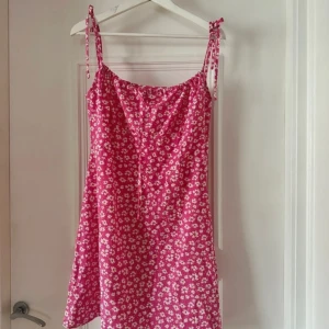 Blommig klänning  - Säljer en rosa blommig sommarklänning som endast är använd 1 gång. Still L men jag skulle snarare säga att den passar en storlek M