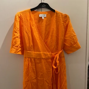 Klänning från & other stories - Superfin klänning som passar perfekt till sommaren, älskar färgen men den är för liten för mig. Den är storlek 38 men skulle säga att den sitter mer som en storlek 36🧡