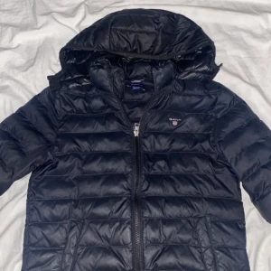 Gant cardigan/ vårjacka - Säljer nu min asfeta Gant vårjacka/Cardigan.  jackan har hål i högra fickan annars är allt bra skick, använd ett få par gånger, de är bara skriva vid funderingar, priset kan diskuteras