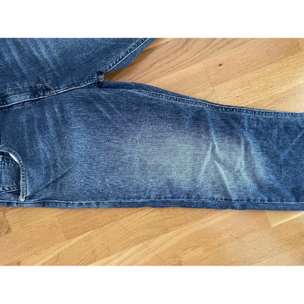 Säljer jeans från Replay. Lite för lösa för mig men om du gillar inte så slim Replay så är dessa perfekta för dig för ett riktigt bra pris!  Storlek 28/32. Jeans & Byxor.