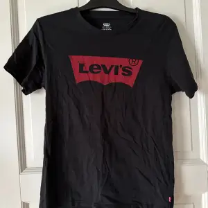 Sparsamt använd T-shirt från Levis. Lappen inuti är tyvärr bortklippt. Lite skrynklig för har legat vikt.  Katt finns i hemmet Finns på fler sidor 
