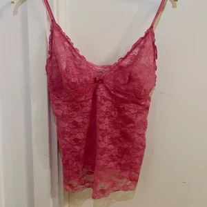 Rosa spets topp - Supa cute rosa spets topp!! Var ett nattlinne men klippte av de till ett linne. Passar xs-m skulle jag säga💝