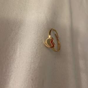 Guld ring med hjärta 