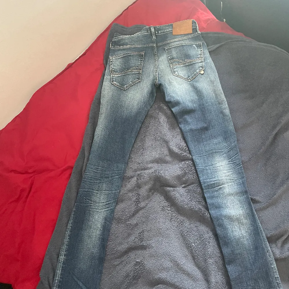 Säljer dessa Jack and Jones slim fit jeansen i modellen GLENN. Storleken är 29x34. Det är en äldre modell (alltså det med slitningarna) som inte går att få tag i längre vad jag vet. Skicket är perfekt knappt använda.. Jeans & Byxor.