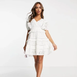 Vit miniklänning - Jättefin vit klänning från asos. Endast använd en gång. Skriv för fler bilder! 