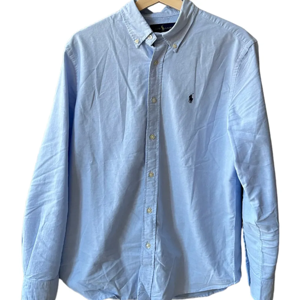 Klassisk snygg ralphlauren skjorta i nyskick, storlek S. Skjortor.