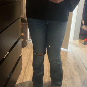 blåa lågmidjade jeans - säljer mina jättesnygga jeans med ett hål i. Jeansen är från Gina Young men har klippt hål själv. jeansen är i storlek 158 och sitter perfekt på mig som är ca 160. Lite slitna längst ner ( se sista bilden ) annars bra skick!💓💓💓