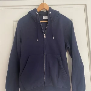 Mango zip hoodie - Tja! Säljer denna snygga Mango zip hoodien i storlek Xs. Skicket är 10/10 nästan helt orörd. Pris 199 Kr, det kan diskuteras vid en snabb affär.