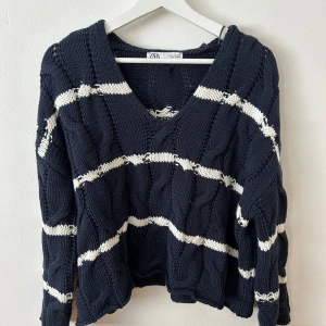 Blå och vit randig stickad tröja  - Fin stickad tröja från Zara i storlek M