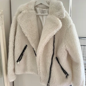 Vit teddyjacka - Vit teddyjacka från Nakd x Hannalicous, oversized fit!! 🤍 nypris 899kr