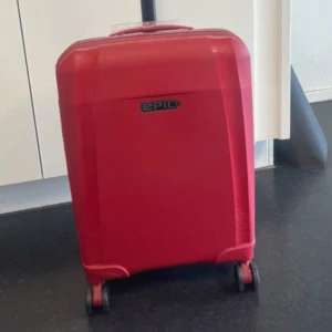 Kabinväska - Helt ny oanvänd röd kabinväska från Epic, modell Phantom. 