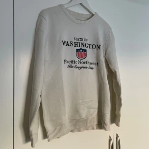 Tröja - Skön tröja från ”Selected/Homme” i storlek L! Köparen står för frakten men kan även mötas upp i Uppsala, Knivsta eller Sigtuna! Tveka inte att fråga mig om något🕊️