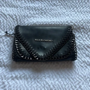 Stellamccartney väska  - Väldigt sliten drf priset och har tappat två bokstäver 