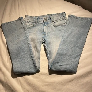 Lågmidajde utsvängda jeans! - Att par lågmidjade ljusblå jeans som min syster precis växt ur. En absolut favorit!📍Storlek: 158. Pris kan självklart diskuteras, och kontakta mig för flera bilder 💗
