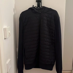 J.Lindeberg cardigan - Detta är en jättefin mörkblå J.Lindebreg cardigan som är i ny skick, använd fåtal gånger. Nypris cirka 4000kr. Säljer för att jag ska köpa en annan jacka. Tveka inte att skriva om du har några frågor😁
