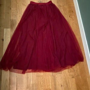 Vinröd lång tyllkjol från SHEIN  - Vinröd lång tyllkjol från SHEIN i storlek xs