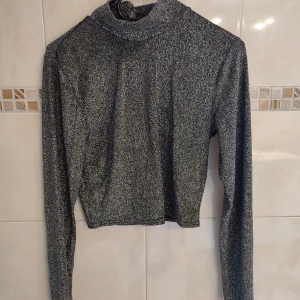 Grå glittrig topp  - Grå glittrig topp i nyskick haft på mig den 1 gång.