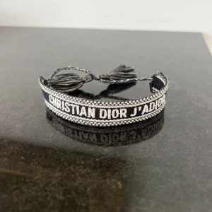 Christian Dior Armband - Hej! Säljer nu mitt sjukt fina dior armband, som jag fick i present för cirka ett år sedan. Det är i fint skick, men finns däremot inga äkthetsbevis kvar. Hör av er för fler frågor eller funderingar! 