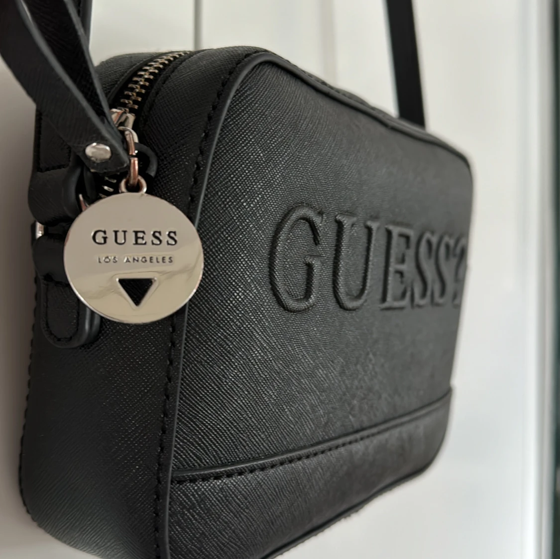 Svart axelväska från Guess - 91