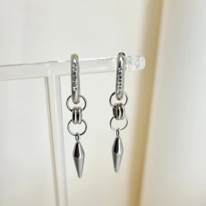 Handgjorda örhängen  - Handgjorda örhängen ● Material-Zirkon, rostfritt stål ●Örhängeskrokar - ●Längd -4,5cm .Vattentåliga, ändrar inte färgen! Följ:@ekjewelryofficial 