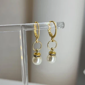 Handgjorda örhängen  - Handgjorda örhängen●Följ :@ekjewelryofficial🤲 ● 💎Material- 100% rostfritt stål ●Örhängeskrokar -rostfritt stål. Nickel fri. Längd -3cm. Vattentåliga, ändrar inte färgen! 