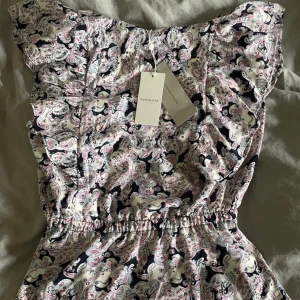 Blus/topp - Jättegullig blus som är i nyskick, aldrig använt och därmed inga defekter på💕