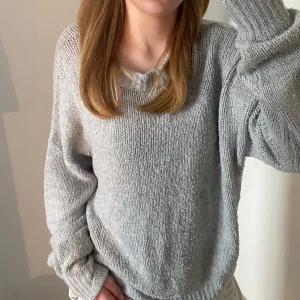 Mysig stickad tröja🍂🍁 - Mysig stickad höst tröja. Storlek L/XL så jag har den som en lite oversize tröja. Skriv ifall du har några funderingar ang plagget.😊