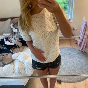 Vit spetsblus - Säljer en superfin vit spetsblus i storlek XS. Blusen har korta ärmar och ett vackert spetsmönster som ger en romantisk känsla. Perfekt för sommarens alla tillfällen! 💕