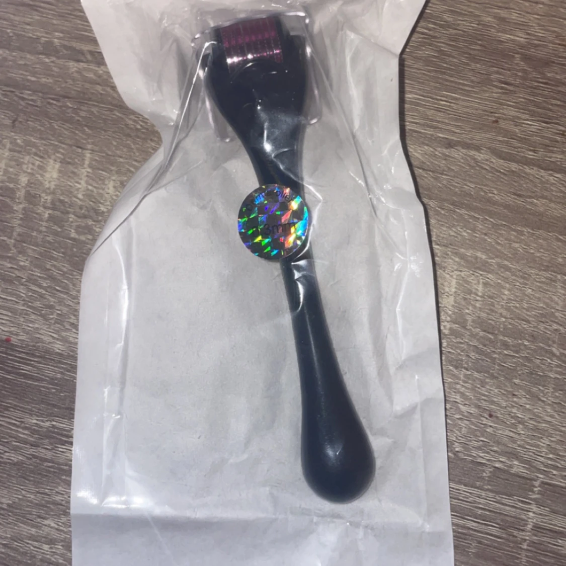 Svart dermaroller och tre grå pennvässare