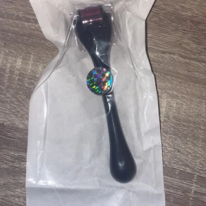 Svart dermaroller och tre grå pennvässare - Säljer en svart dermaroller som är helt ny och fortfarande i förpackning. Perfekt för hudvård och att förbättra hudens textur. Dessutom ingår tre svarta ögonbrynsskrapare som är idealiska för att dina ögonbryn. Självklsrt inte använda, säljer skraparna för 12 kr st och alla 3 för 30, dermarollern för 75kr, nypris 150, 0.3mm 