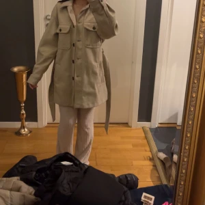 Kappa  - Beige kappa köpt i zara för 1 år sedan. Kappan är knappt använd 
