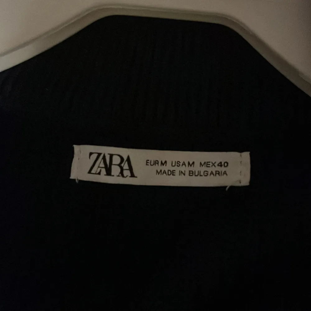 Stickad halv zip från zara i storlek M. Tröjor & Koftor.