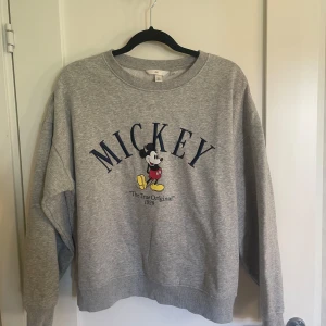 Grå Mickey Mouse tröja - Säljer en supermysig grå tröja med Mickey Mouse tryck. Tröjan är i storlek S och har långa ärmar. Den är i bra skick nästintill ny!. 🐭✨
