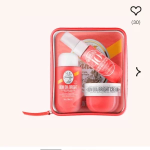 Sdj kit 40💐 - Säljer sdj kit då det inte kommer till användning necessär ingår köpte för dne stora pafymen för 400 ca för ett år en och de lilla kitet för 400 för ett år sen åxå💕🌻Jag har Har tappat bort body washen och mini parfymen från första bilden.