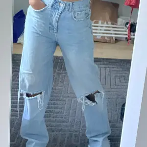 Säljer dessa jätte snygga jeans i modellen high Waist 90s jeans från Ginatricot som nu är helt slutsålda överallt! Köptes för 600kr. Jätte bra skick, inga tydliga defekter