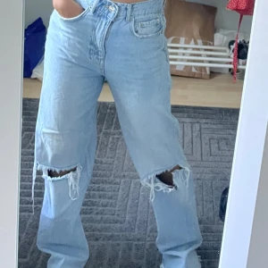 Slitna 90s jeans Ginatricot - Säljer dessa jätte snygga jeans i modellen high Waist 90s jeans från Ginatricot som nu är helt slutsålda överallt! Köptes för 600kr. Jätte bra skick, inga tydliga defekter