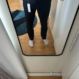 Arket byxor - Säljer ett par helt oanvända ARKET byxor (ord pris 1490 kr) i runt material, nästa som linne material. Prislappen och allt är kvar. Storlek EU 50. Skriv vid frågor eller fler bilder! Priset är diskuterbart!